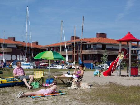 Zonneweide en speeltuin op vakantiepark Landal Waterparc Veluwemeer