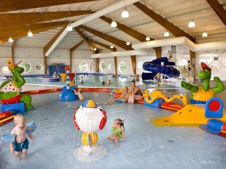 Peuterbad in het zwembad van vakantiepark Landal Waterparc Veluwemeer