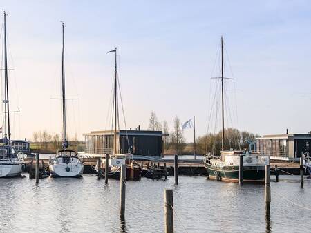 Boten in de jachthaven bij vakantiepark Landal Waterpark De Alde Feanen