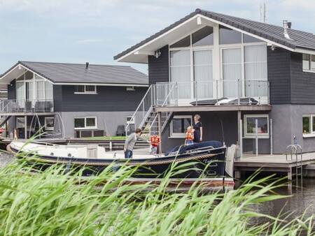 Een vakantiehuis met eigen steiger op vakantiepark Landal Waterpark Sneekermeer