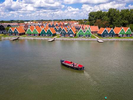 Luchtfoto van een sloep op het Markermeer voor vakantiepark Landal Waterpark Volendam