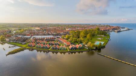 Luchtfoto van vakantiepark Landal Waterpark Volendam en het Markermeer