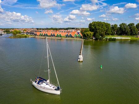 Zeilboot op het Markermeer pal voor vakantiepark Landal Waterpark Volendam