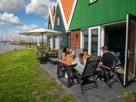 Tuin van een vakantiehuis aan het Markermeer op vakantiepark Landal Waterpark Volendam