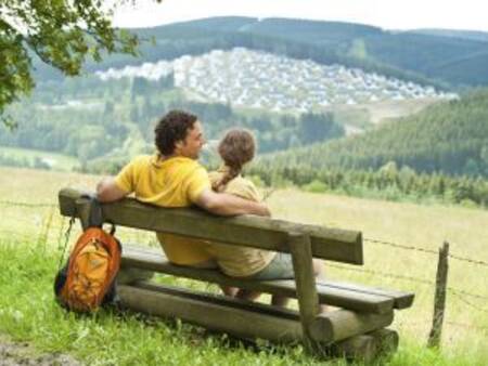 Landal Winterberg - Een stel op een bankje geniet van het uitzicht