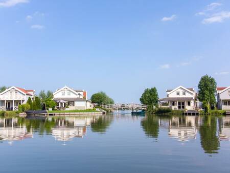 Vrijstaande vakantiehuizen en een brug op vakantiepark Landal Zuytland Buiten