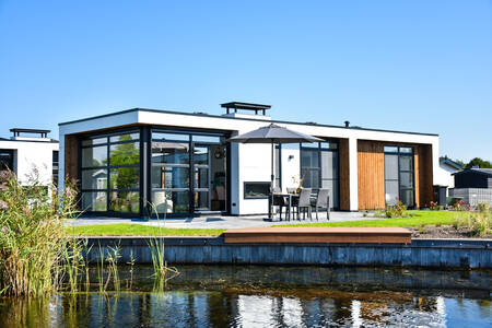 Vrijstaand vakantiehuis aan het water op MarinaPark Residentie Nieuw Loosdrecht