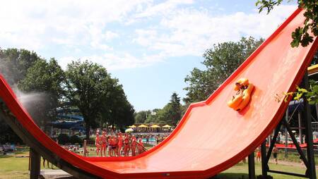 Glijbaan met rubberbootjes in waterspeelpark "Splesj" bij vakantiepark Molecaten Bosbad Hoeven