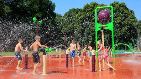 Kinderen in het spraypark in waterspeelpark "Splesj" bij vakantiepark Molecaten Bosbad Hoeven
