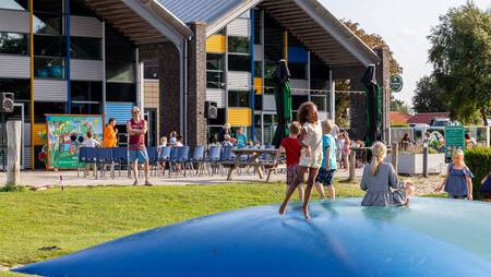 Airtrampoline voor het terras van vakantiepark Molecaten Hoogduin