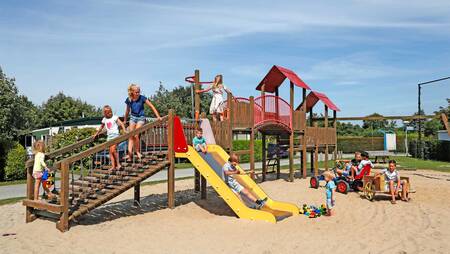 Kinderen spelen in een speeltuin op vakantiepark Molecaten Hoogduin