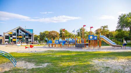 Grote speeltuin bij het centrumgebouw van vakantiepark Molecaten Hoogduin