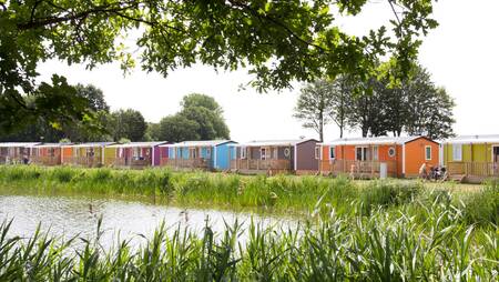 Chalets aan het water van de Agnietenplas op vakantiepark Molecaten Park De Agnietenberg