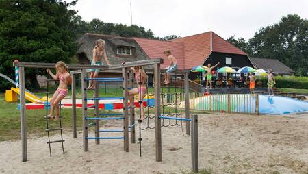 Kinderen aan het spelen in de speeltuin met airtrampoline op Molecaten Park De Agnietenberg