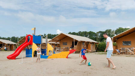 Safaritenten rondom een speeltuin op vakantiepark Molecaten Park Flevostrand