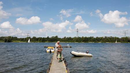 Opa met jongen op een steiger aan het Brielse meer op vakantiepark Molecaten Park Kruininger Gors
