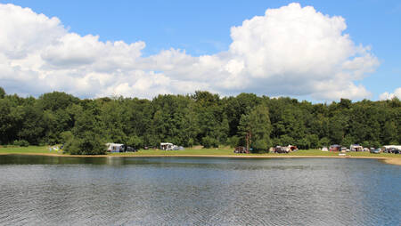 Een van de recreatiemeren van vakantiepark Molecaten Park Kuierpad