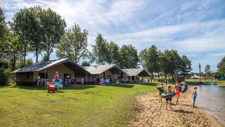 Safaritenten type "Kievit" aan het water op vakantiepark Molecaten Park Kuierpad