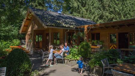 Gezin op het terras van de kantine van het kleinschalige vakantiepark Park Landgoed Molecaten