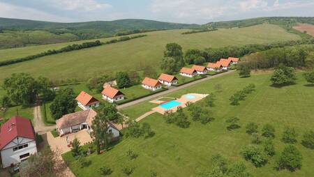 luchtfoto van het kleinschalige vakantiepark Molecaten Park Legénd Estate en het buitenbad