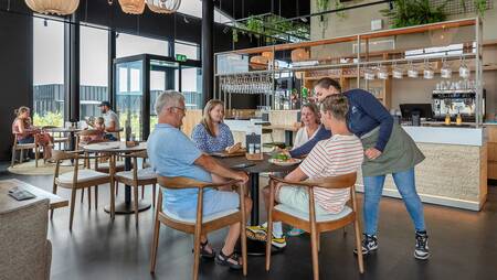 Mensen aan het eten in het restaurant van vakantiepark Molecaten Park Waterdunen
