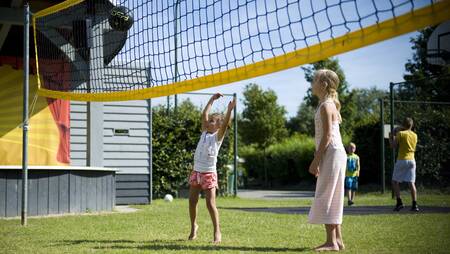 Mensen aan het spelen op de sportvelden van vakantiepark Molecaten Park Wijde Blick