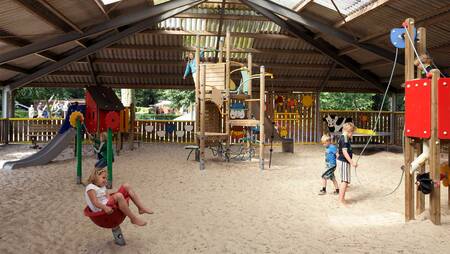 Kinderen spelen in de overdekte speeltuin van vakantiepark Molecaten Park ’t Hout