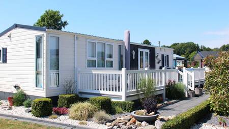 Een chalet met een veranda op vakantiepark Molecaten Waterbos