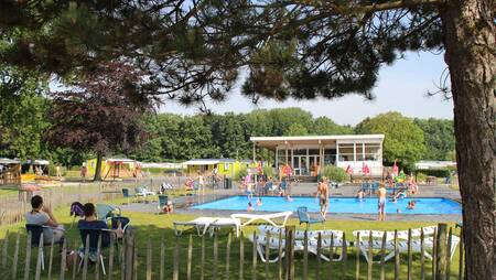 Het buitenbad met ligweide op vakantiepark Molecaten Waterbos