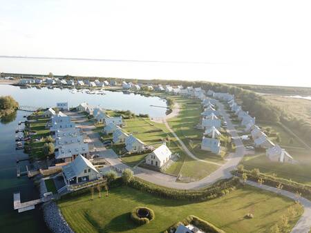 Luchtfoto van vakantievilla's op vakantiepark Oesterdam Resort