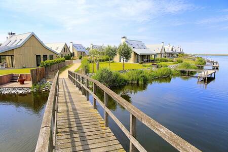 Bruggetje naar luxe vakantie villa's op vakantiepark Oesterdam Resort in Zeeland