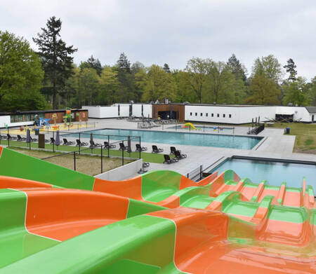 Het buitenbad met diverse glijbanen op vakantiepark Ommerland