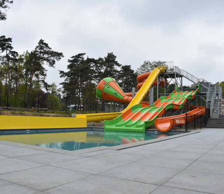 Het buitenbad met heel veel glijbanen op vakantiepark Ommerland