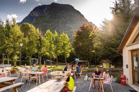 Het terras van het restaurant op vakantiepark RCN Belledonne