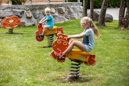 Kinderen aan het spelen in de speeltuin op vakantiepark RCN Belledonne