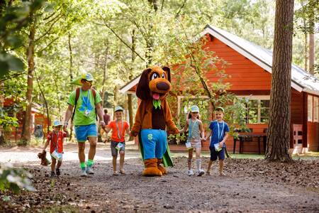 Kinderen wandelen met Alex & Sammy over vakantiepark RCN de Jagerstee