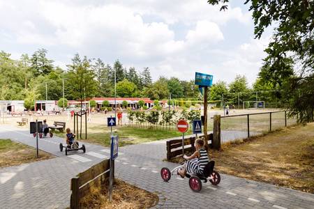 Kinderen op skelters op het verkeersplein op vakantiepark RCN de Jagerstee