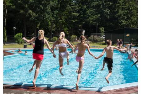 Mensen aan het zwemmen in het buitenbad van vakantiepark RCN de Jagerstee