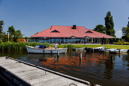 Gezin heeft een sloep gehuurd bij de bootverhuur op vakantiepark RCN de Potten