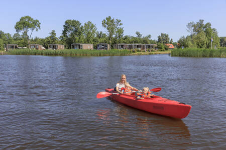 Moeder met twee kinderen aan het kanoën op het Sneekermeer bij vakantiepark RCN de Potten