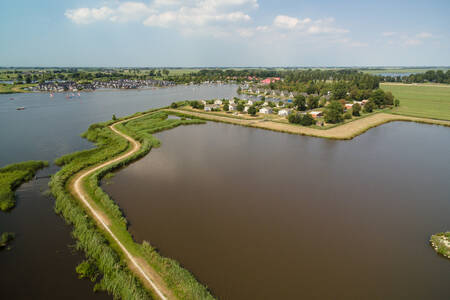Luchtfoto van vakantiepark RCN de Potten en het Sneekermeer
