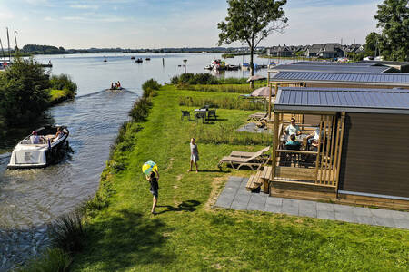 Mobil Homes van het type "de Klipper" aan het water op vakantiepark RCN de Potten