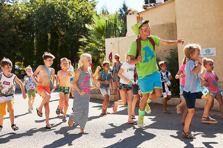 Kinderen bij het Alex en Sammy entertainmentprogramma op vakantiepark RCN Domaine de la Noguière