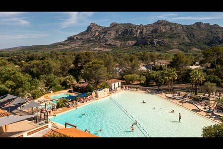 Luchtfoto van buitenbad van vakantiepark RCN Domaine de la Noguière