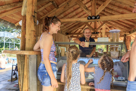 Kinderen kopen een ijsje bij de ijssalon op vakantiepark RCN het Grote Bos