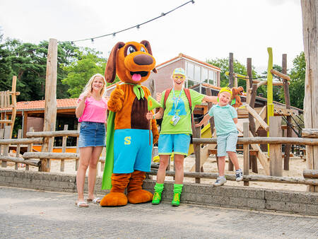 Alex en Sammy voor de speeltuin op vakantiepark RCN het Grote Bos