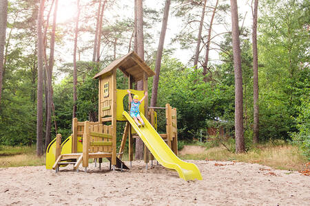 Kind speelt in een speeltuin op vakantiepark RCN het Grote Bos