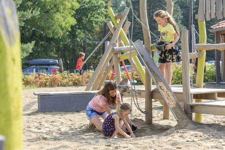Kinderen spelen in de speeltuin op vakantiepark RCN het Grote Bos