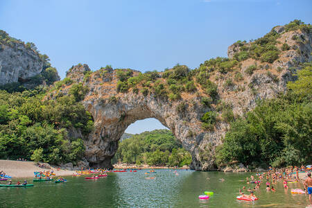 Mensen op het water en strand van rivier de Ardèche naast vakantiepark  RCN La Bastide en Ardèche