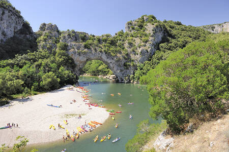 Strandje aan de rivier de Ardèche naast vakantiepark RCN La Bastide en Ardèche